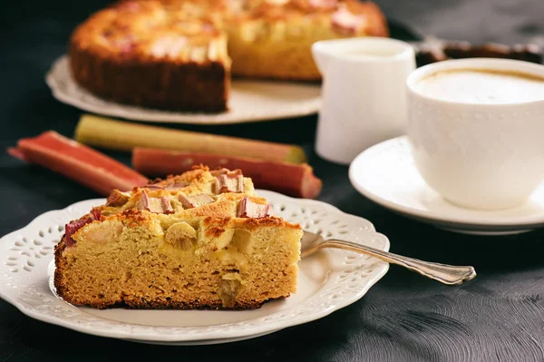 Gâteau maison sucré avec rhubarbe . — Photo