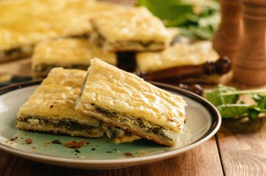 Ispanak ve ricotta ile ev yapımı tuzlu pasta.