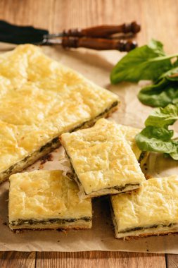 Ispanak ve ricotta ile ev yapımı tuzlu pasta.