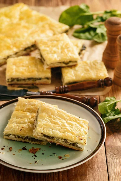 Hausgemachte herzhafte Pastete mit Spinat und Ricotta. — Stockfoto