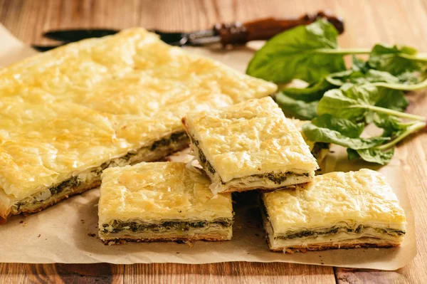 Hausgemachte herzhafte Pastete mit Spinat und Ricotta. — Stockfoto