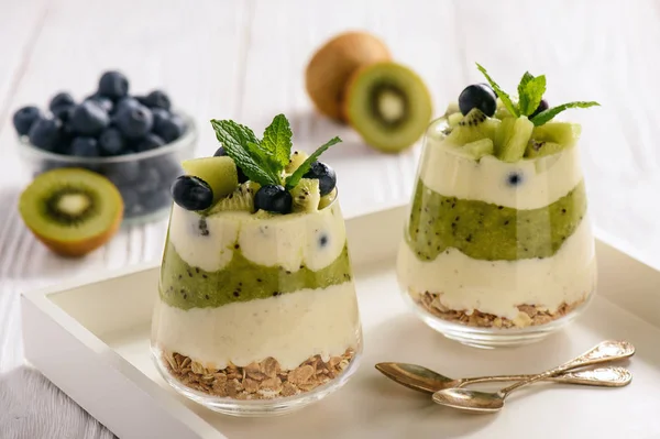 Gesundes Dessert mit Joghurt, Müsli, Kiwi und Blaubeeren. — Stockfoto