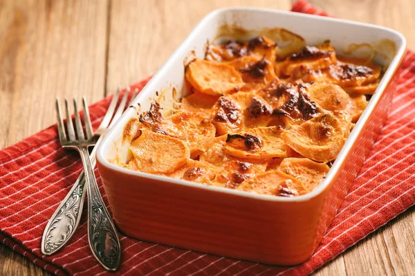 Vejetaryen yiyecekler - tatlı patates güveç.