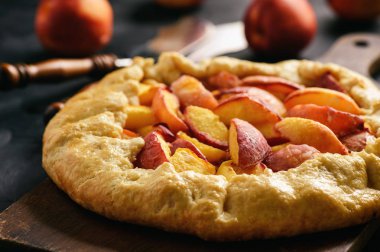 Ev yapımı rustik Galette'ye Şeftalilerin.