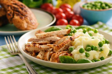Patates püresi ve yeşil bezelye ile ızgara hindi fileto.