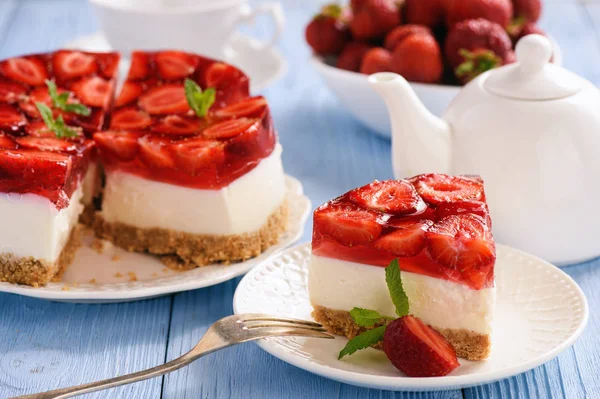 Σπιτικό cheesecake φράουλα σε μπλε φόντο ξύλινη. — Φωτογραφία Αρχείου