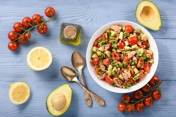 Здоровый салат с тунцом, помидорами черри и авокадо . — стоковое фото