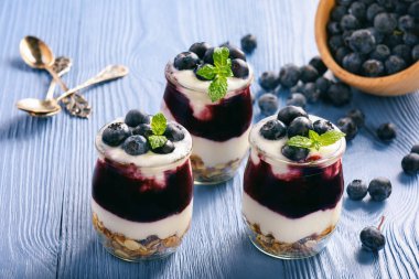 Sağlıklı yoğurt tatlı müsli, berry mus ve yaban mersini.