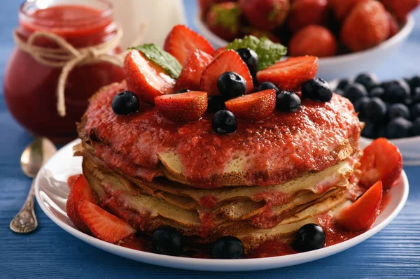 Pilha de panquecas caseiras com mousse de morango e bagas . — Fotografia de Stock