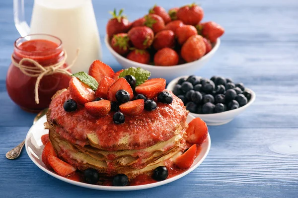 Stack of homemade pancakes with strawberry mousse and berries. — Stock Photo, Image