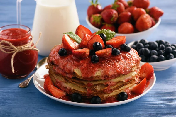 Pila de panqueques caseros con mousse de fresa y bayas . — Foto de Stock