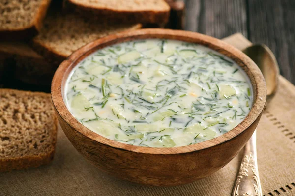 冷たい夏野菜とヨーグルト (オクローシカ) スープ。ロシア風料理. — ストック写真