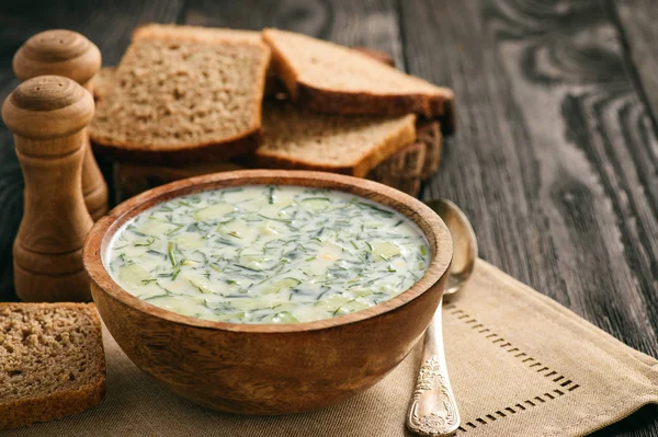 Kall sommar soppa med grönsaker och yoghurt (okroshka). Ryska rätter. — Stockfoto