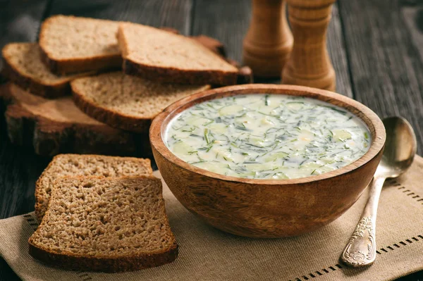 冷たい夏野菜とヨーグルト (オクローシカ) スープ。ロシア風料理. — ストック写真