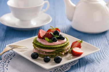 Ev yapımı ıspanak pasta ile çilek Mus