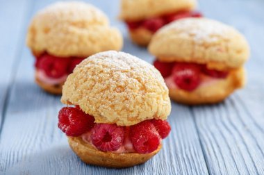 Eklerleri mascarpone krema ve ahududu.