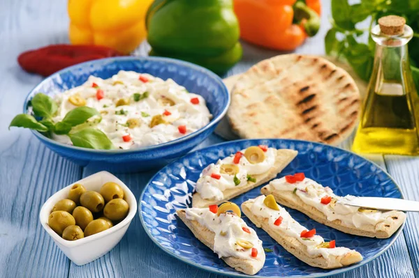 Сыр фета с оливками и перец, подаваемый с пита-хлебом. Греческое блюдо . — стоковое фото