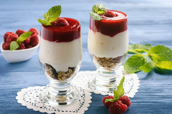 Healthy yogurt dessert with muesli and  raspberry mousse. — Stock Photo, Image
