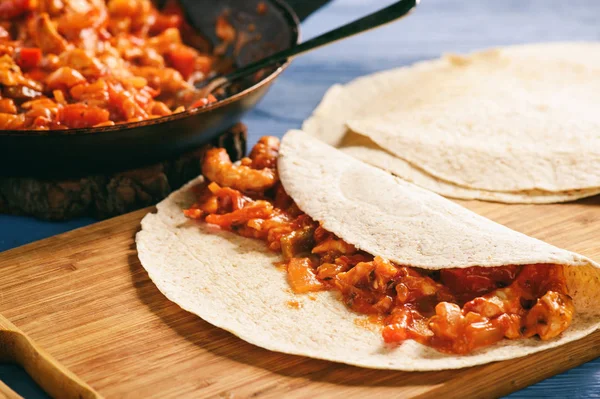 Enchiladas - Meksika yemeği, tavuk, peynir ve domates ile tortilla.
