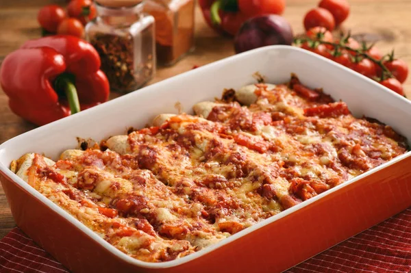 Enchiladas - mexikanisches Essen, Tortilla mit Huhn, Käse und Tomaten. — Stockfoto