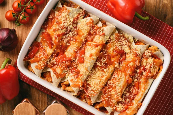 Enchiladas - μεξικάνικο φαγητό, τορτίγια με κοτόπουλο, τυρί και ντομάτες. — Φωτογραφία Αρχείου