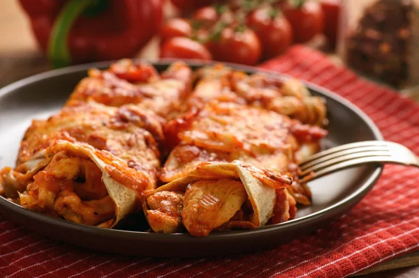 Enchiladas - cibo messicano, tortilla con pollo, formaggio e pomodori . — Foto Stock