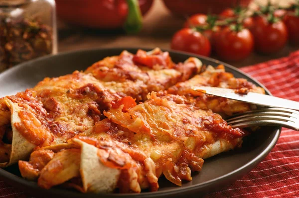 Enchiladas - comida mexicana, tortilla con pollo, queso y tomates . — Foto de Stock