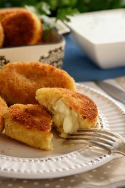 Mozzarella peyniri ile doldurulmuş Patates kroket.