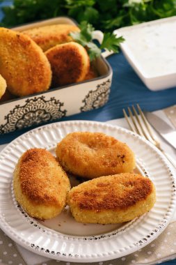 Mozzarella ve sarımsak sosu ile doldurulmuş Patates kroket.