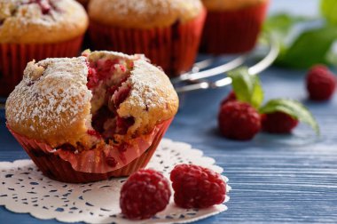 Ahşap masa üzerinde tatlı ev yapımı ahududu kek.