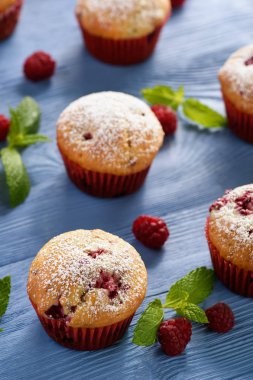 Ahşap masa üzerinde tatlı ev yapımı ahududu kek.