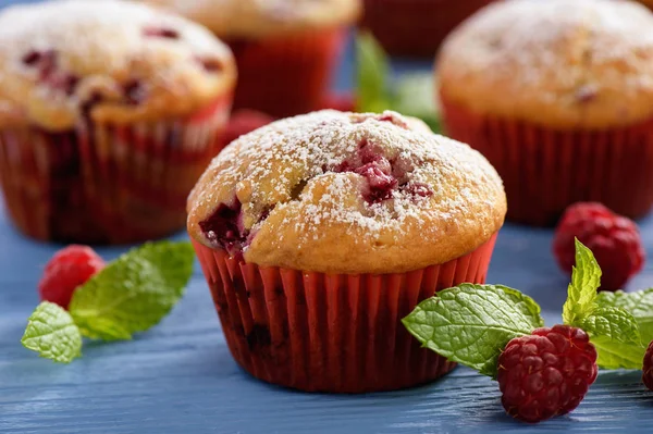 Doce muffins de framboesa caseiros na mesa de madeira . — Fotografia de Stock