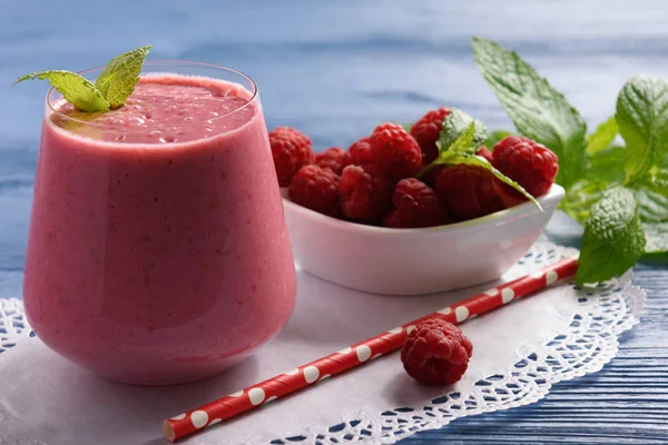 Gesundes Getränk - Himbeer-Milchshake auf Holztisch. — Stockfoto