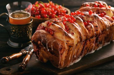 Frenk üzümü reçeli ile tatlı ev yapımı ekmek.