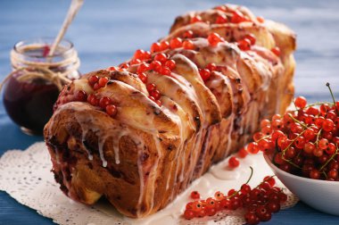 Frenk üzümü reçeli ile tatlı ev yapımı ekmek.