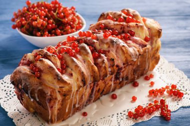 Frenk üzümü reçeli ile tatlı ev yapımı ekmek.