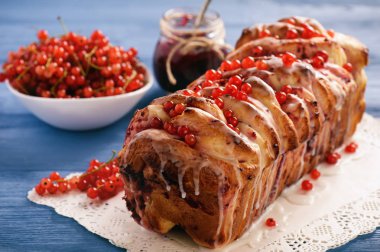 Frenk üzümü reçeli ile tatlı ev yapımı ekmek.