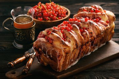 Frenk üzümü reçeli ile tatlı ev yapımı ekmek.