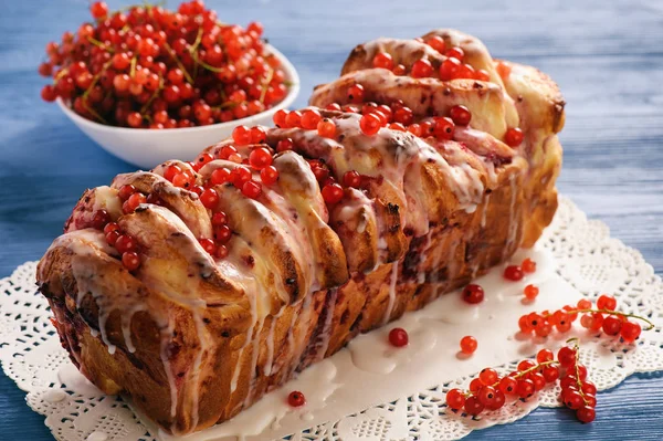 Frenk üzümü reçeli ile tatlı ev yapımı ekmek.