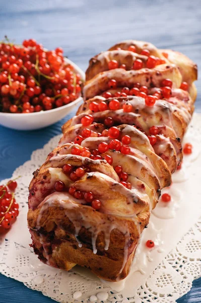 Frenk üzümü reçeli ile tatlı ev yapımı ekmek.