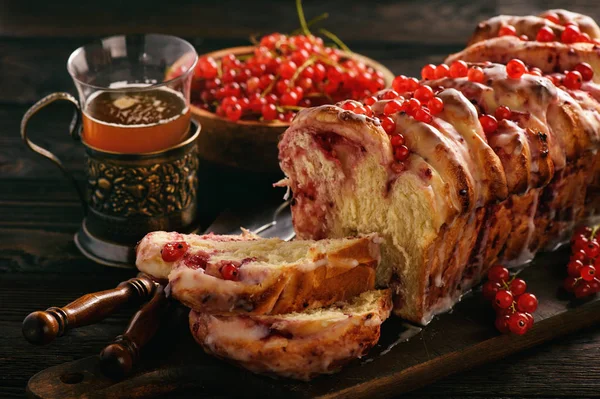 Frenk üzümü reçeli ile tatlı ev yapımı ekmek.