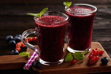 Sağlıklı içecek - blueberry smoothie ahşap arka plan üzerinde.