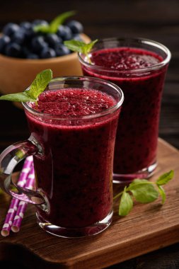 Sağlıklı içecek - blueberry smoothie ahşap arka plan üzerinde.