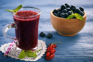 Sağlıklı içecek - blueberry smoothie ahşap arka plan üzerinde.