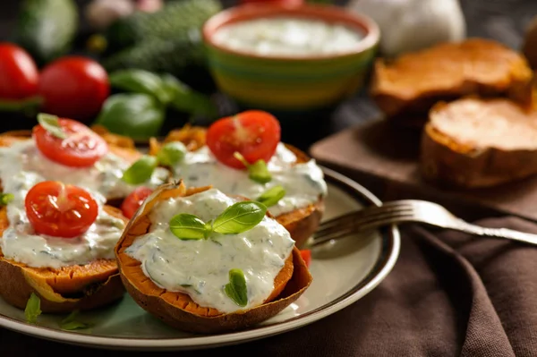 Cartofi dulci coapte serviti cu tzatziki dip . — Fotografie, imagine de stoc