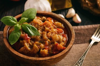 Ratatouille-komposto patlıcan, kabak, havuç ve domates.