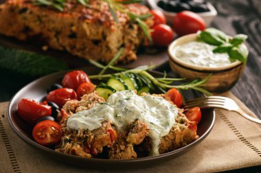 Rulo köfte, siyah arka plan üzerine Yunan tarzı mutfak.