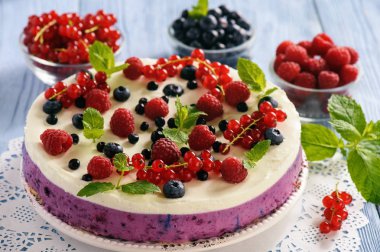 Berry cheesecake kuş üzümü, yaban mersini ve ahududu.