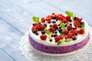 Berry cheesecake kuş üzümü, yaban mersini ve ahududu.