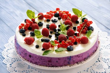 Berry cheesecake kuş üzümü, yaban mersini ve ahududu.